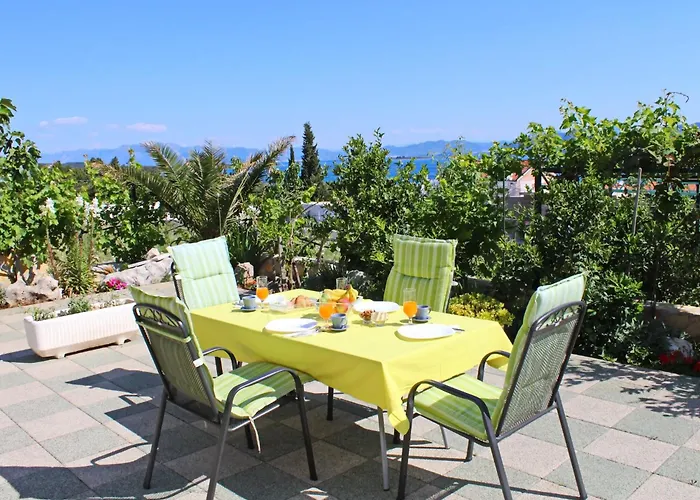 Gusti - One Bedroom With Terrace And Sea View شقة